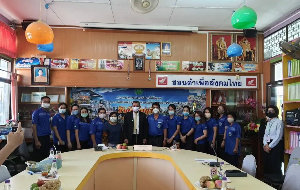 การตรวจติดตามนโยบายการจัดการเรียนการสอนในสถานการณ์การแพร่ระบาดของโรคติดเชื้อไวรัสโคโรน่า ๒๐๑๙ (COVID-19) ณ จังหวัดอ่างทอง